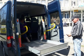 Автомобил с платформа за инвалидни колички вече вози болните на…