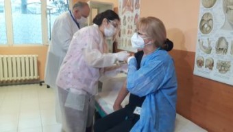Направете го всички, за да спрем пандемията, призоваха първите ваксинирани…