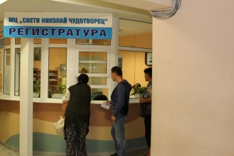 Дежурен в МЦ „Св. Николай Чудотворец“ приема пациенти на 63-ма…